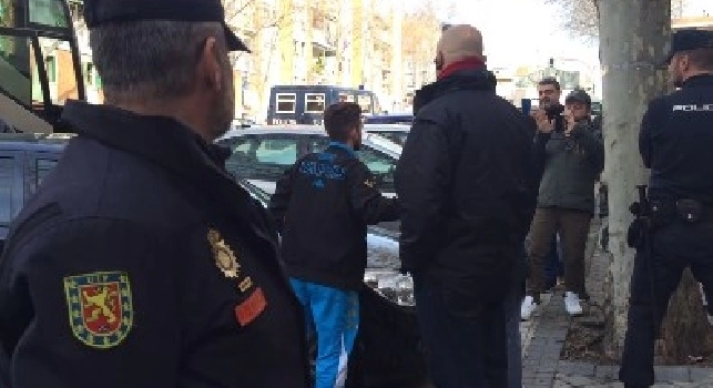 Bel gesto di Mertens al termine della rifinitura: torna indietro per farsi una foto e accontentare un tifoso [VIDEO ESCLUSIVO]