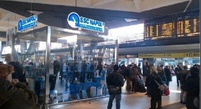 Napoli, la Stazione Centrale sembra Madrid: diversi tifosi si divertono a cantare 'Un Giorno All'Improvviso' [VIDEO CN24]