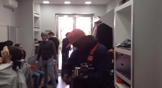 Al Vomero un ragazzo di colore fa irruzione e canta 'Un Giorno All'Improvviso' versione African [VIDEO CN24]