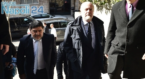 Inizia il pranzo UEFA tra Napoli e Real Madrid, Maradona a braccetto con De Laurentiis [VIDEO CN24]