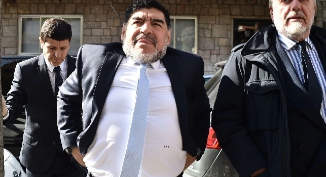 Maradona preso d'assalto da tifosi e giornalisti all'esterno del ristorante di Madrid. Che delirio! [VIDEO CN24]