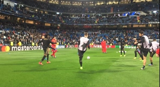 Real Madrid-Napoli, gli azzurri sul terreno di gioco per il riscaldamento! [FOTO]