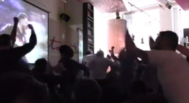 A New York esplodono al gol di Insigne: il bar tutto napoletano diventa una bolgia [VIDEO]