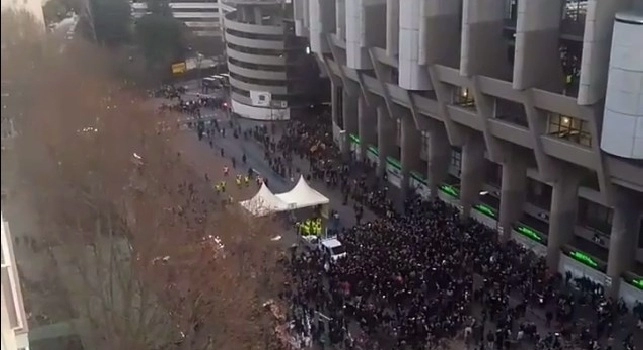 Ultras Napoli da impazzire, l'arrivo al Bernabeu ripreso dall'alto: onda umana travolgente! [VIDEO]