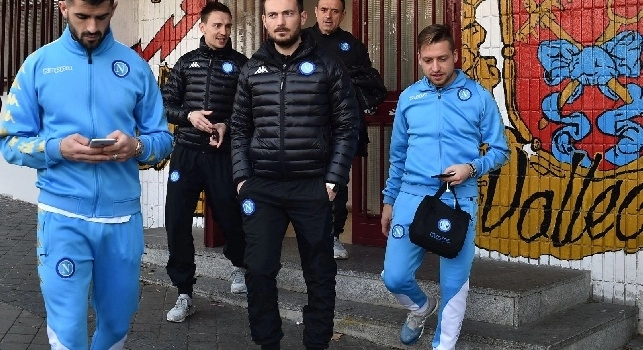 Mertens, Mertens.... Un tifoso lo rincorre con insistenza, ma è una svista:  Sono Giaccherini! [VIDEO CN24]