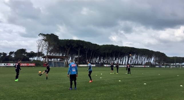 Inizia la seduta pomeridiana di allenamento, subito torello e scatti per i calciatori azzurri in vista di Napoli-Atalanta (FOTO & VIDEO)