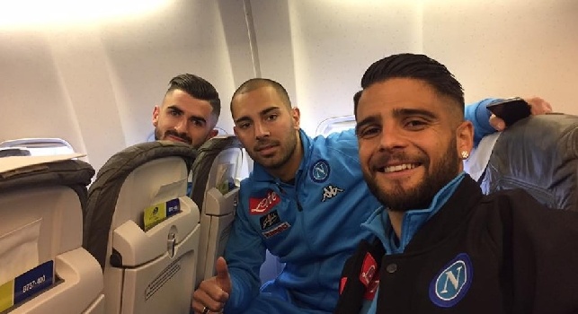 Chievo-Napoli, gli azzurri in partenza in volo verso Verona: selfie col sorriso per Sepe, Insigne e Hysaj [FOTO]