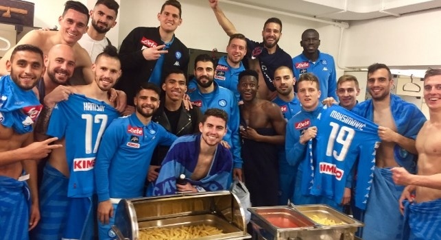 Il dettaglio di Gazzetta: Non è stata casuale la scelta di Reina e squadra di mostrare solo la maglia azzurra nel post Chievo