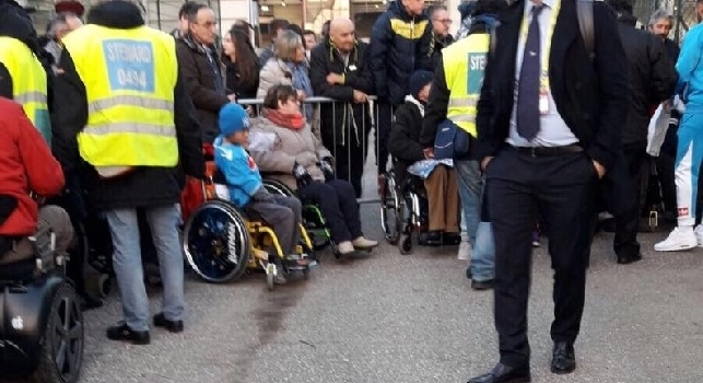 Netta vittoria del Napoli a Verona, gli azzurri a caldo: autografi per Pavoletti, Hamsik sorseggia rilassato (FOTOGALLERY CN24)