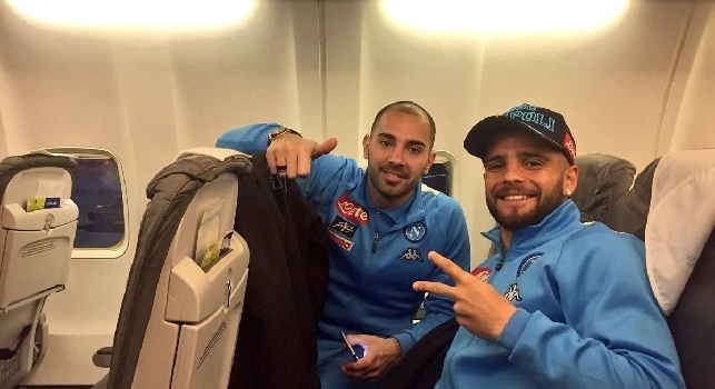 Pronti al decollo!: il Napoli lascia Verona e torna a casa, Insigne e Sepe sorridenti [FOTO]