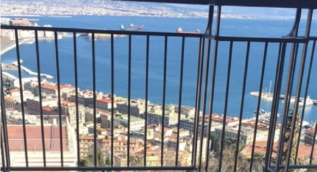 Lady Giaccherini si gode il sole di Napoli: un panorama mozzafiato [FOTO]