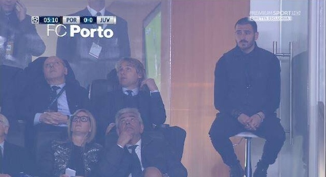 Bonucci in punizione in tribuna, guarda Porto-Juve su uno sgabello vicino a Marotta [FOTO]