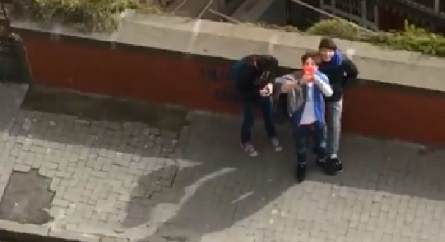 Tifosi azzurri gli fanno foto dal marciapiede, Gomez incredulo coi compagni: Eh? [VIDEO]