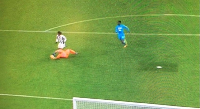 Rigore regalato alla Juve, Reina tocca la palla ma l'arbitro fischia lo stesso! [VIDEO]