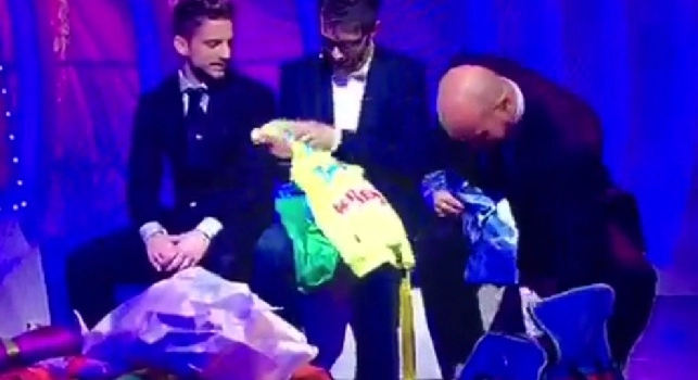 'C'è posta per te', Reina-Mertens da applausi: pioggia di regali e fedi nuziali per un tifoso in difficoltà [VIDEO]