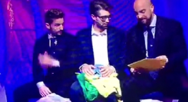 'C'è posta per te', emozioni e lacrime: Reina-Mertens regalano un abbonamento ad un tifoso doc [VIDEO]