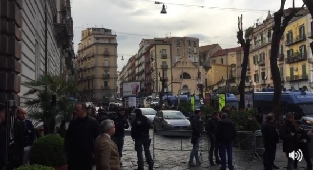 Hotel Caracciolo, circa 400 tifosi ad attendere l'uscita del Real Madrid [VIDEO CN24]