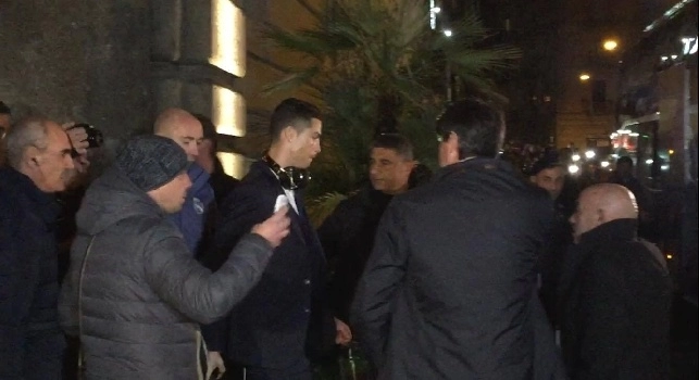 Il Real ha lasciato Palazzo Caracciolo: fischi e insulti ai 'blancos', inferno all'esterno dell'hotel! [FOTO & VIDEO CN24]