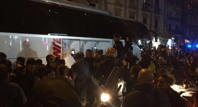 Il Real Madrid lascia l'hotel in pieno centro, calci e pugni al pullman verso lo stadio [VIDEO CN24]