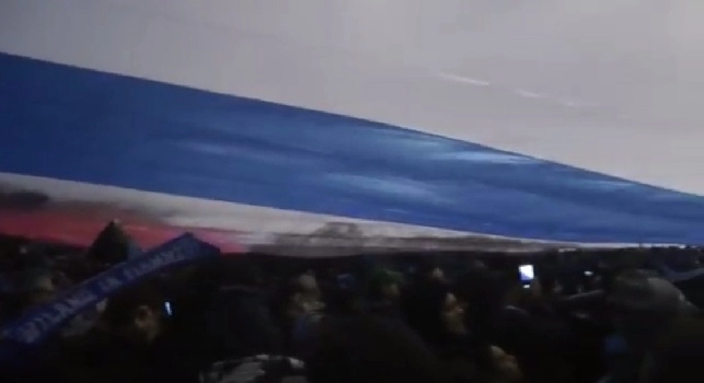 Sotto il telone della curva è una bolgia: l'urlo The Champions fa vacillare il San Paolo! [VIDEO]
