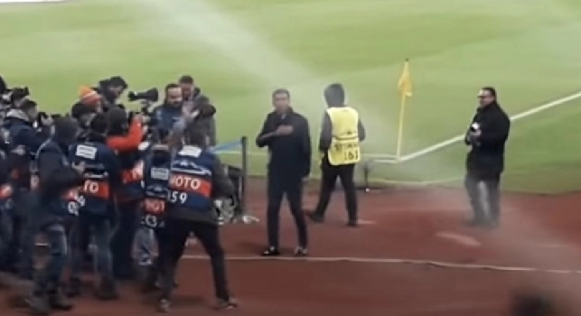 Mano che batte sul petto e saluto ai tifosi: Careca s'inchina alla sua vecchia curva [VIDEO INEDITO]