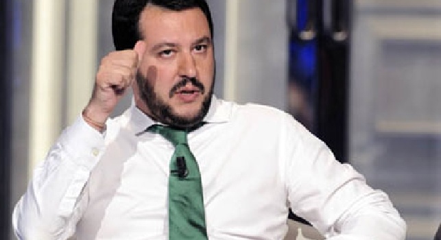 Salvini stringe la mano ad un capo ultra del Milan pregiudicato: Sono anche io un indagato!