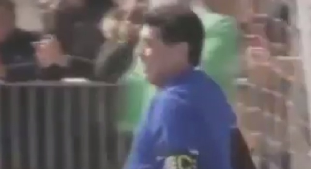 Maradona, show in Corea del Sud: gol con la mano, ma viene ammonito [VIDEO]