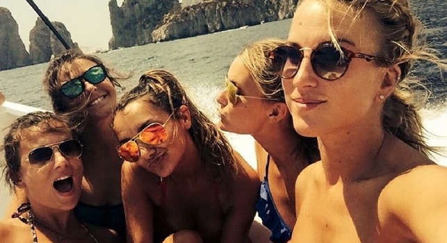 Kate si diverte con le amiche in barca, arriva il consiglio dei napoletani: Chiama Dries! [FOTO]