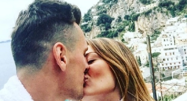 Il romantico Milik, bacia la sua Jessica [FOTO]