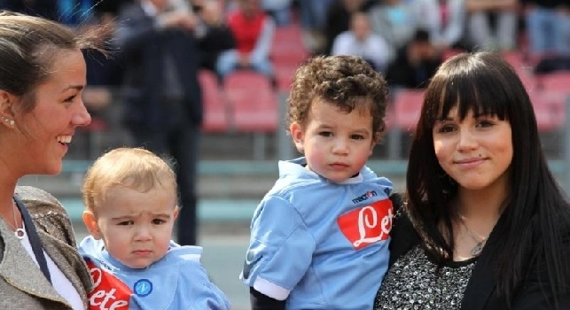 Cavani, l'ex moglie in fila per i biglietti Napoli-Juve: La Posillipo va bene per i bimbi?. Geniale risposta dei tifosi!