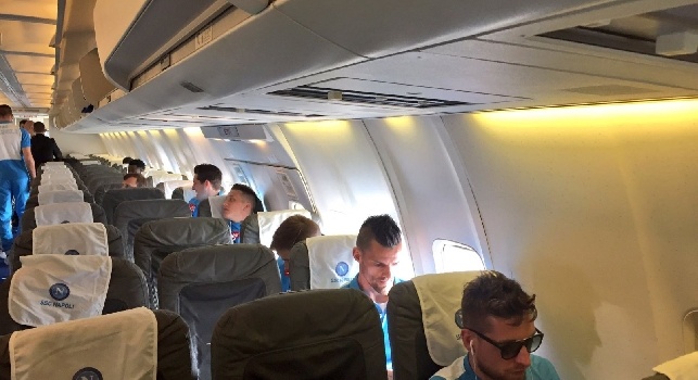 Il Napoli partito alla volta di Empoli: volti distesi per gli azzurri a bordo dell'aereo, sorrisi per 'il solito trio' (FOTO)