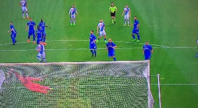Mertens spiazza il portiere con uno straordinario gol su punizione, la tribuna impazzisce di gioia [VIDEO]