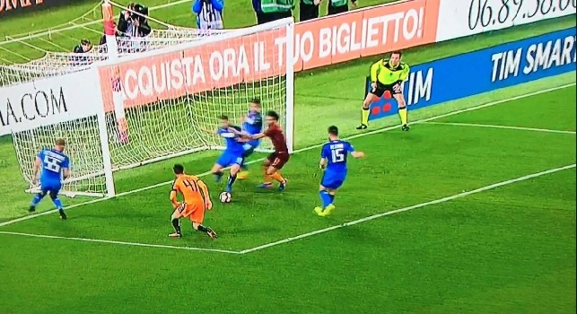 Salah fa 2-1 ma il Sassuolo protesta, Adani in telecronaca a Sky: Spinta a due mani su Peluso! [VIDEO]