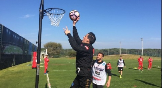 Repubblica - Sarri contamina i suoi allenamenti tra basket e rugby: vari espedienti per allentare la pressione in vista della Juve