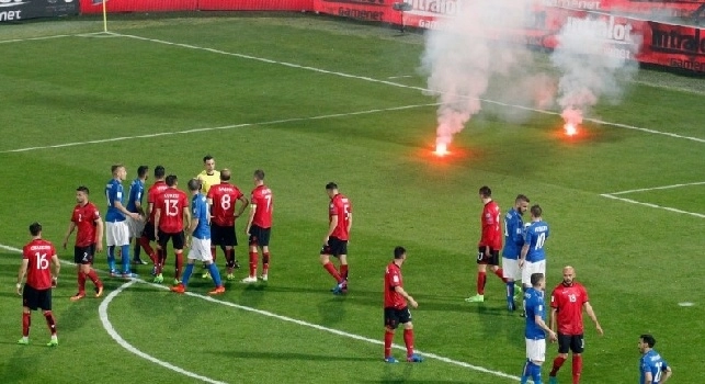 Italia-Albania, gara sospesa per lancio di fumogeni: squadre negli spogliatoi [VIDEO]