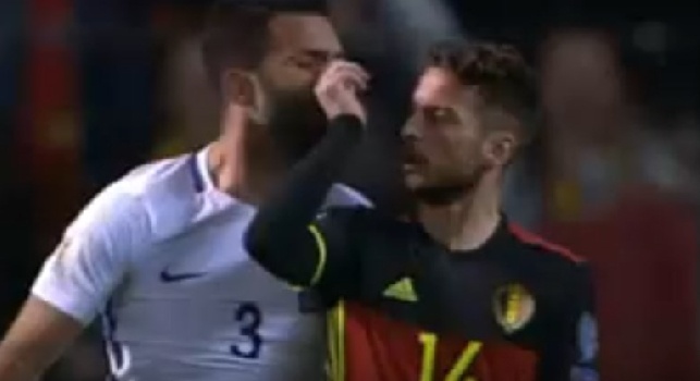 Belgio-Grecia 1-1, brutto gesto di Mertens: prova a tirare il naso a Tzavellas e viene ammonito [VIDEO]