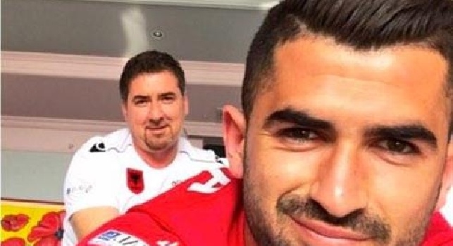 Per Hysaj un selfie 'nazionale': il difensore alle prese con i massaggi [FOTO]