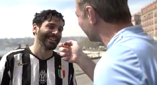 ll 'finto' Higuain torna sul lungomare, l'esilarante parodia: l'accoglienza &egrave; di fuoco... [VIDEO]