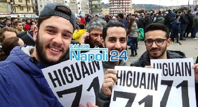 Napoli non perdona Higuain, al San Paolo distribuiti migliaia di cartelli col numero 71! [FOTO CN24]