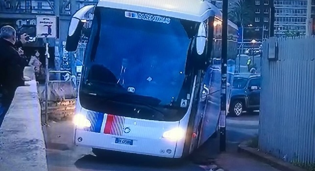 Juve, arrivo da incubo al San Paolo: il pullman s'incastra all'ingresso! [VIDEO]