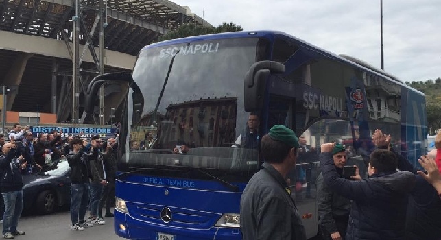 Napoli e Sampdoria arrivate al San Paolo una dietro l'altra: tanti tifosi ad attendere le due squadre all'esterno del San Paolo [VIDEO CN24]