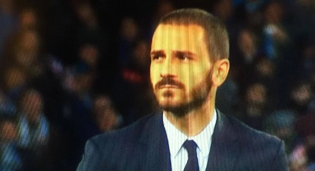 Bonucci come Mourinho, sguardo di sfida verso i tifosi al San Paolo che lo ricoprono di fischi [VIDEO]