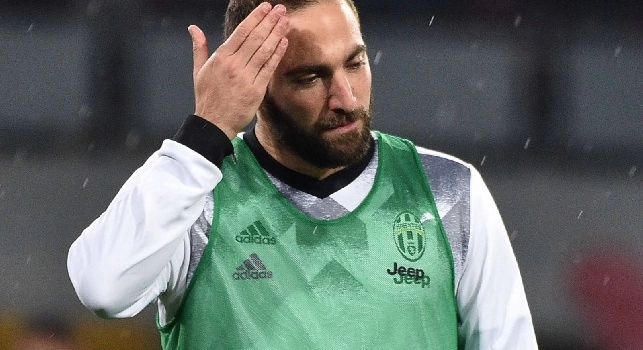 Inedito Higuain, al fischio finale abbraccia Mertens e lancia un bacio alla Tribuna! Provocatorio? [VIDEO]
