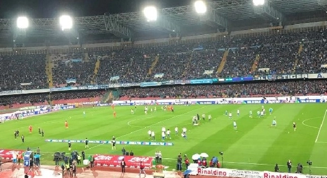 Il San Paolo veste l'abito delle grandi occasioni, la politica al ribasso dei tagliandi ha dato i suoi frutti: mancher&agrave; solo De Laurentiis