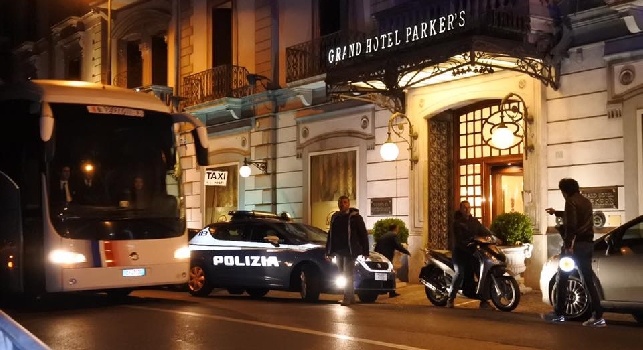 La Juventus è arrivata all'Hotel Parker's, cori alla riapertura del traffico [FOTO e VIDEO CN24]