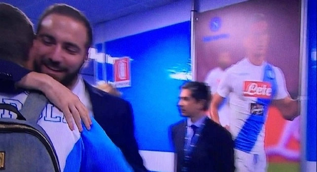 Higuain incrocia i suoi ex compagni negli spogliatoi: abbracci, sorrisi e linguacce con tutti! [VIDEO]