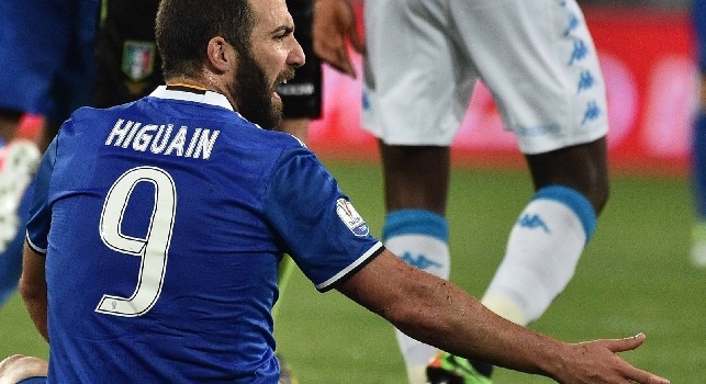 Atalanta-Juve, Higuain s'infervora con l'arbitro: i tifosi lo subissano di fischi
