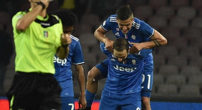 Higuain e il freddo abbraccio con Reina, poi Insigne salta ai cori anti Juve [VIDEO]