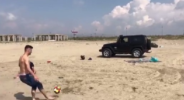 Hysaj da cecchino in spiaggia: centra in pieno la sua Jeep [VIDEO]