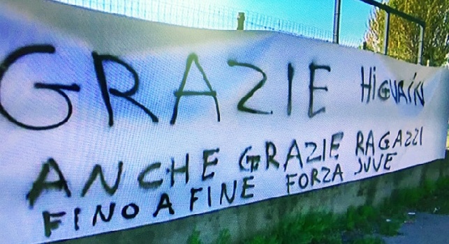 A Vinovo tutti pazzi per il Pipita, spunta lo striscione: Grazie Higuain [FOTO]